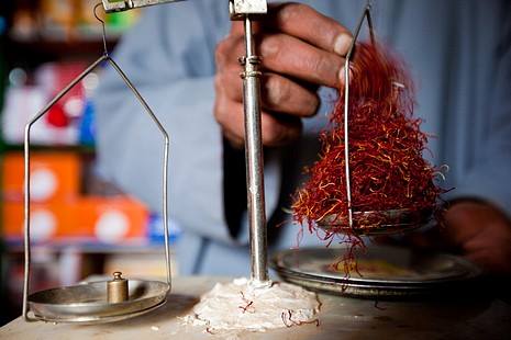Pesage artisanal des pistils de Safran